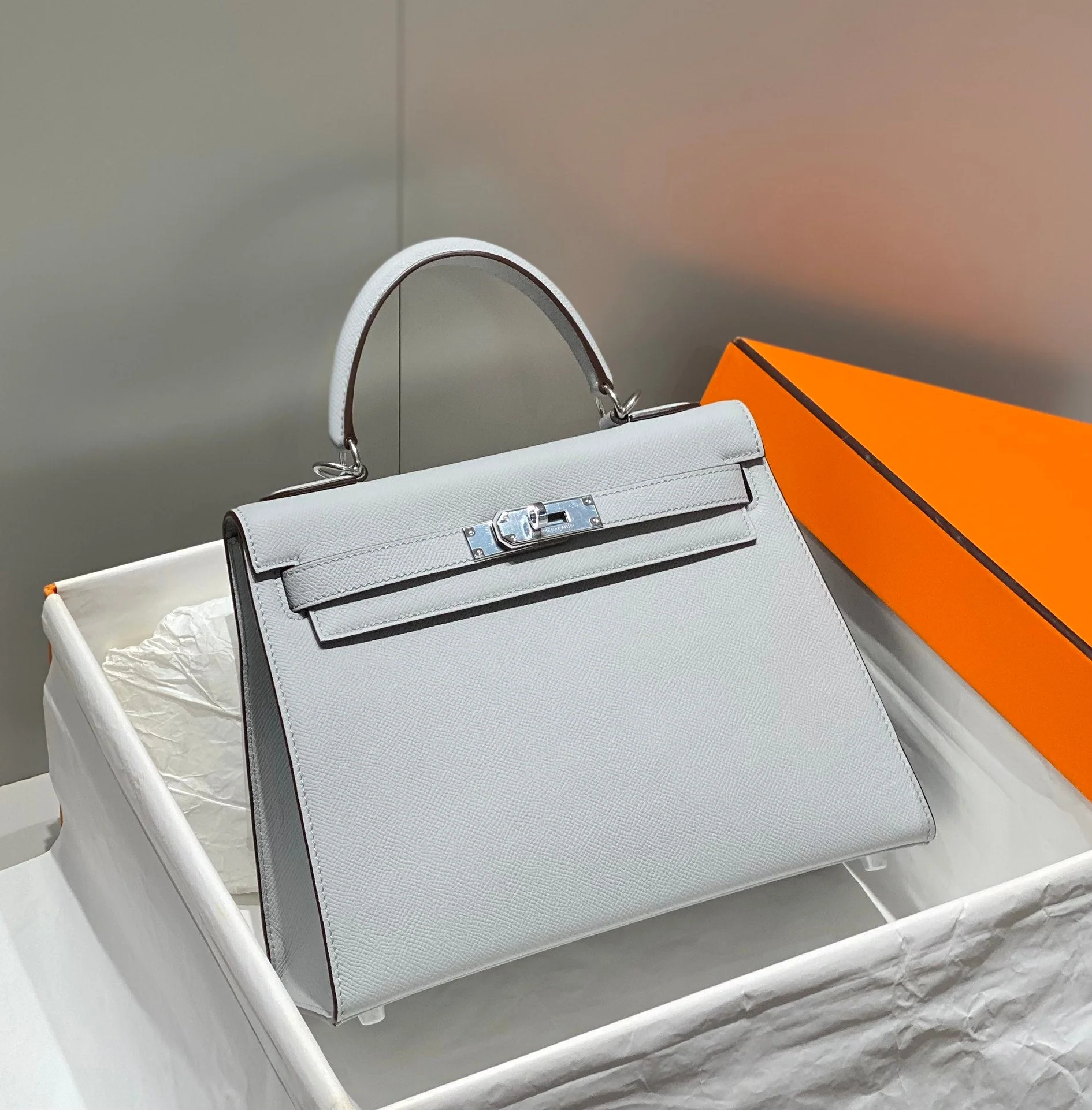 KELLY 28CM IN GRIS PERLE EPSOM CALFSKIN PALLADIUM HARDWARE