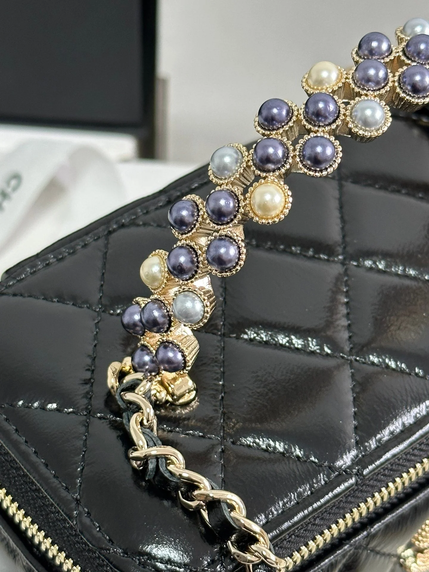 VANITY CASE 18 IN BLACK SHINY LAMBSKIN WITH PEARL HANDLE
