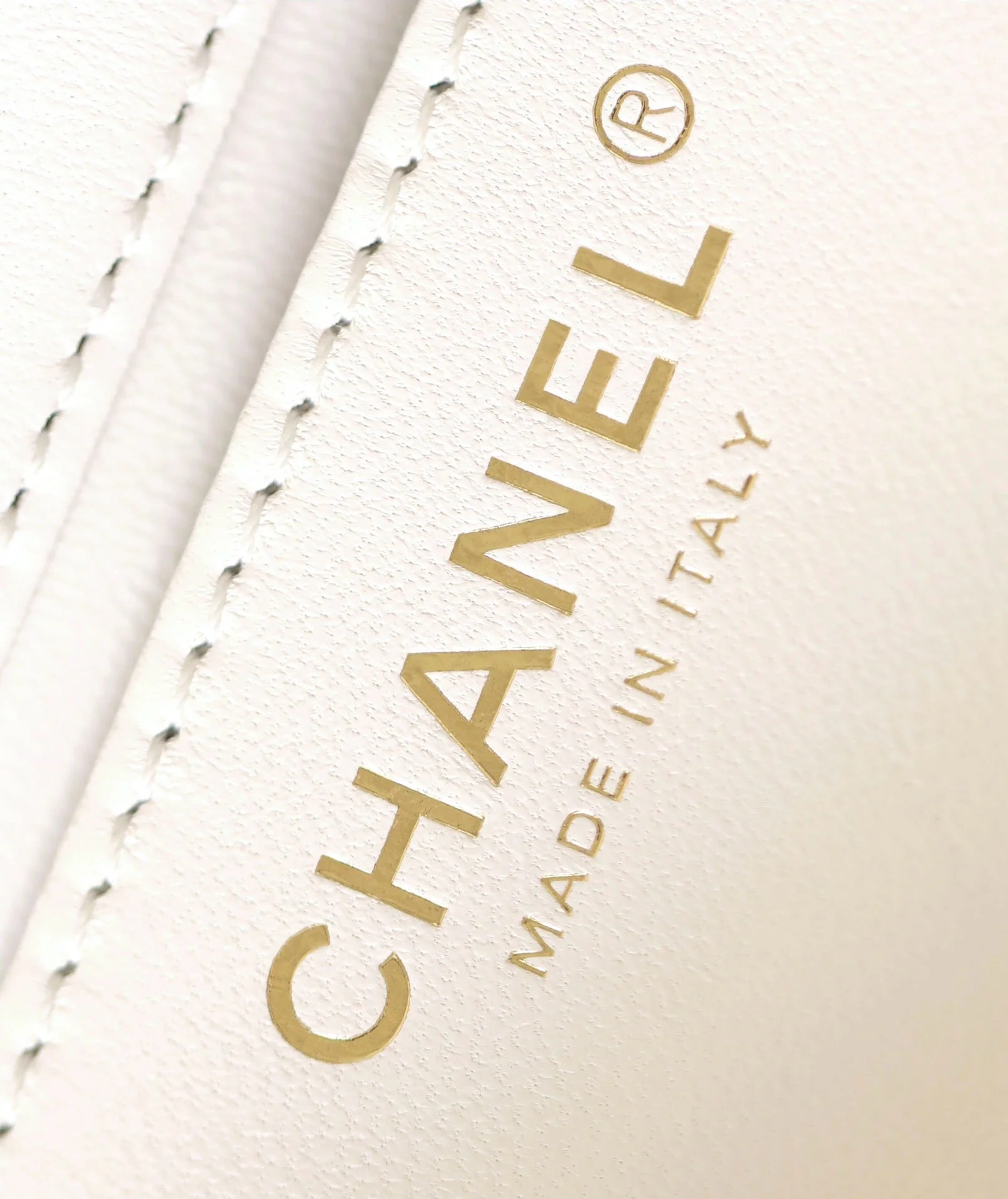 CHANEL 25S FLAP BAG 17 CM IN WHITE LAMBSKIN PEARL STRAP WITH GOLD HARDWARE