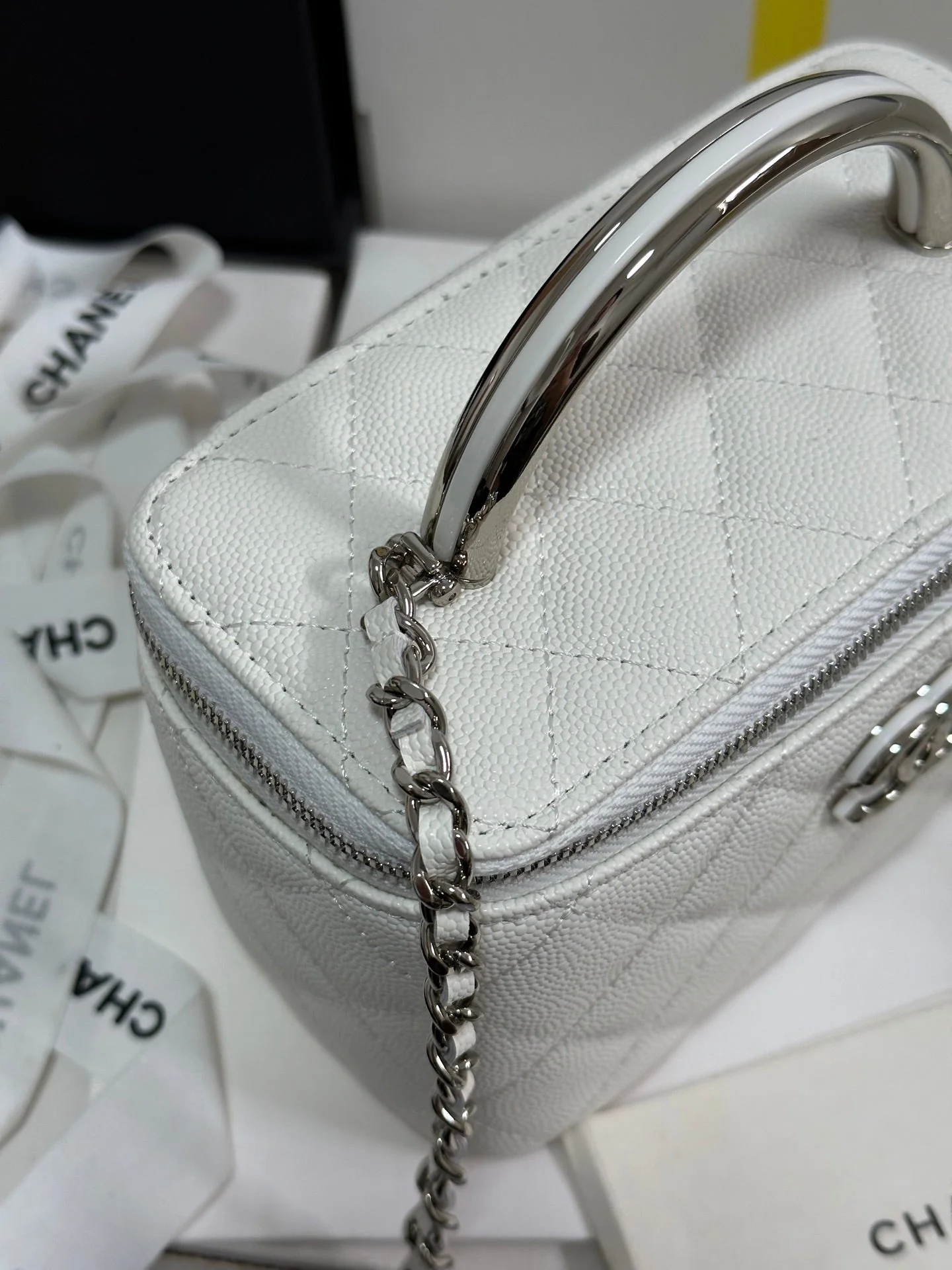 MINI VANITY TOP HANDLE CASE 17 IN WHITE CAVIAR SKIN SILVER-TONE PLATED METAL