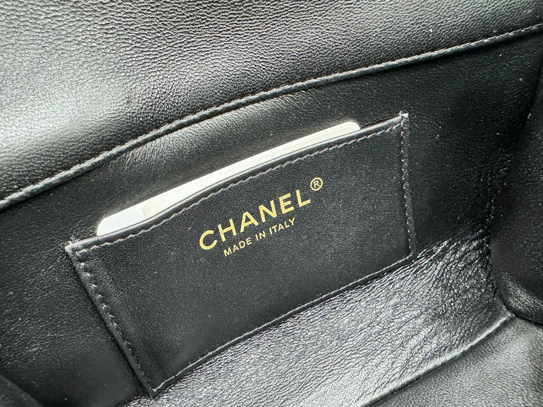 CHANEL 25S FLAP BAG 19 CM IN BLACK LAMBSKIN WITH PEARL TOP HANDLE