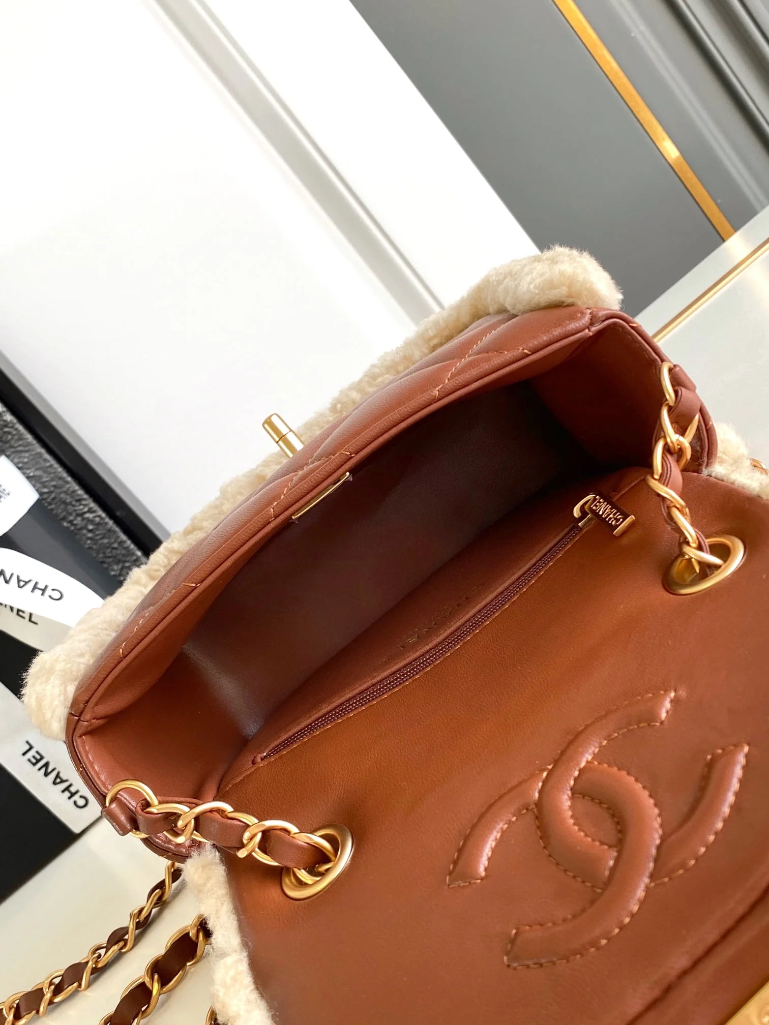 CHANEL 25S FLAP BAG 18 CM IN BEIGE WOOL AND BROWN LAMBSKIN