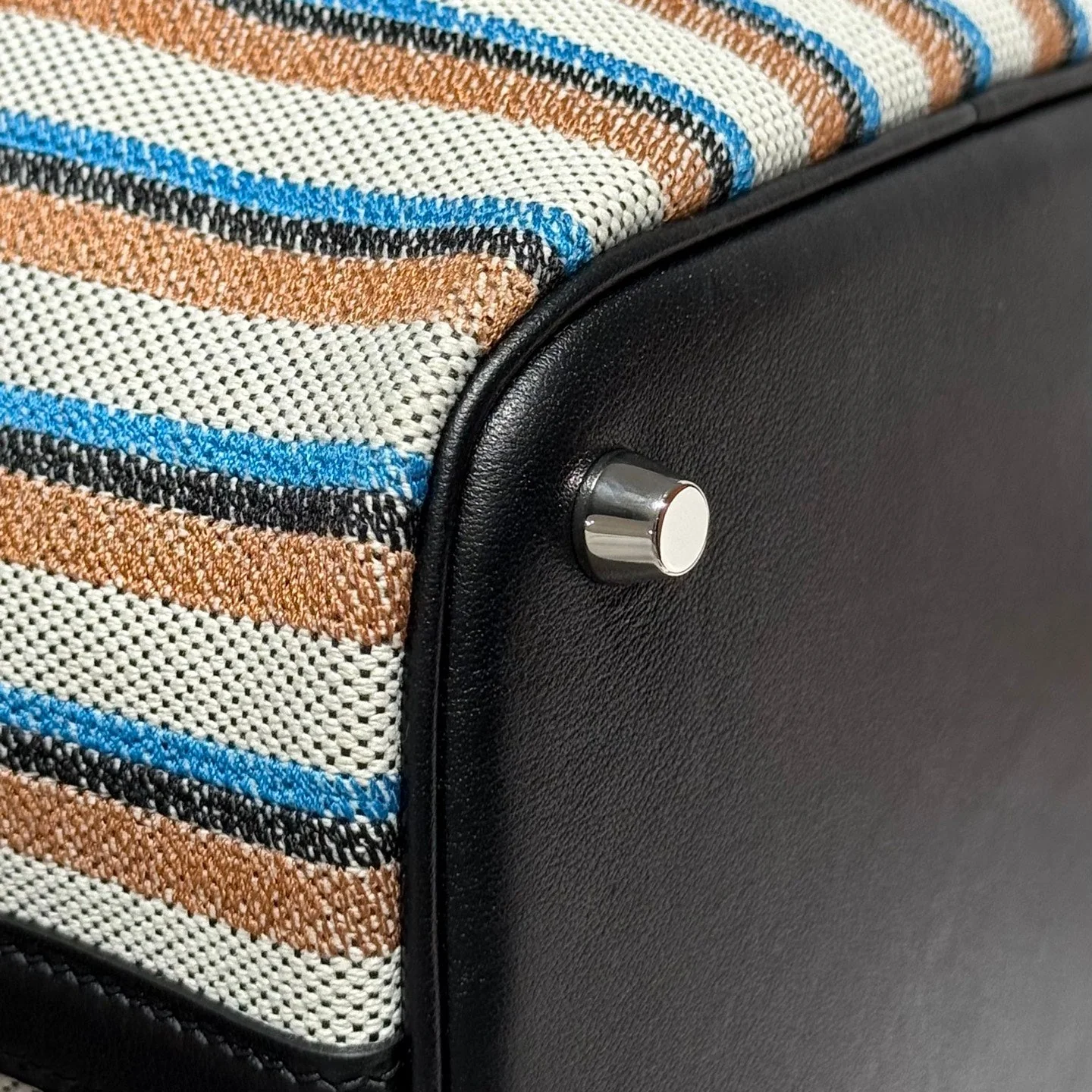 PICOTIN LOCK 18 BAG IN BLACK CALFSKIN ÉCRU/NOIR/FAUVE/NOIR/BLEU ZANZIBAR EMBROIDERY CANVAS