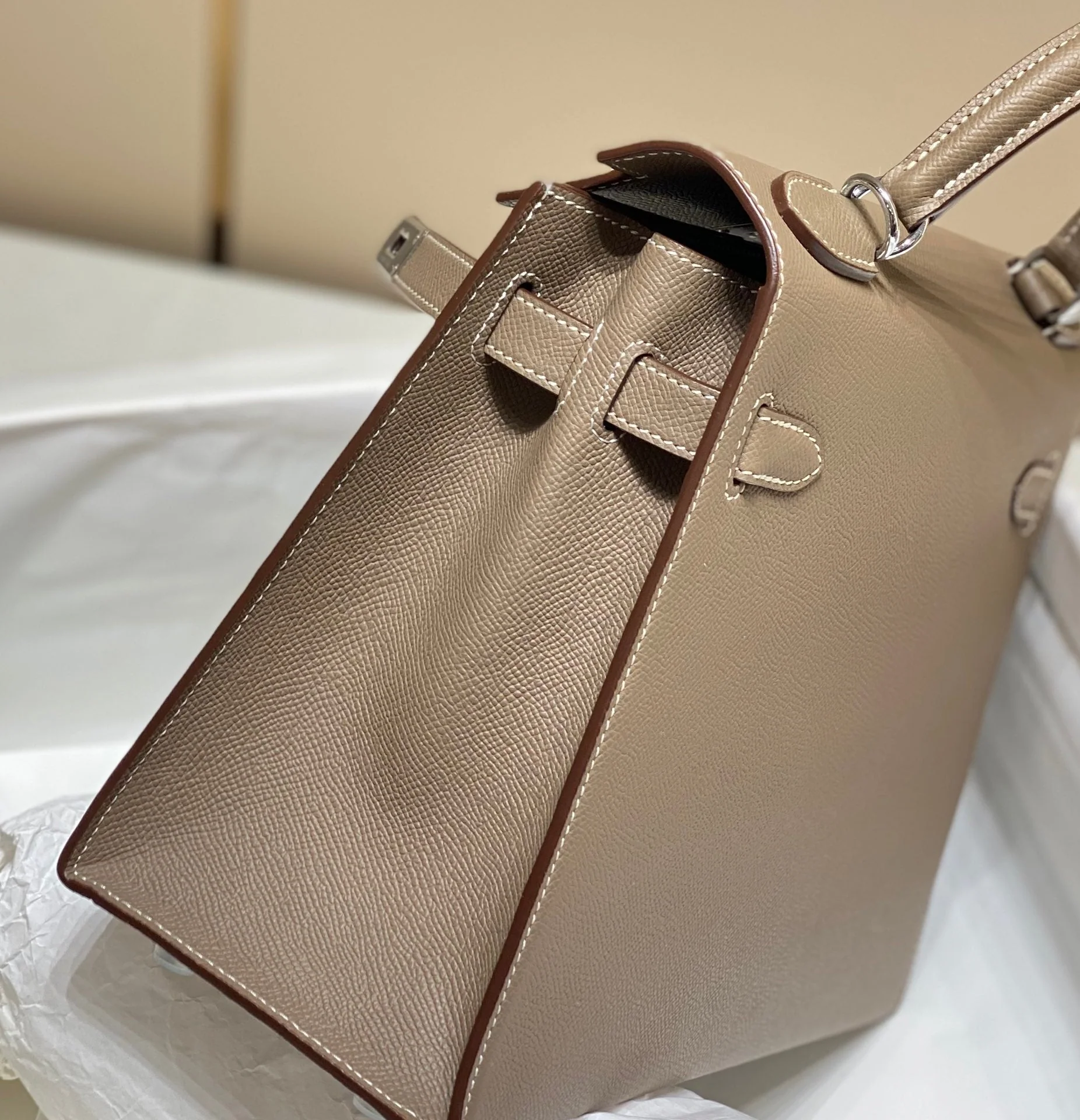 KELLY 28CM IN ETOUPE EPSOM CALFSKIN GOLD HARDWARE