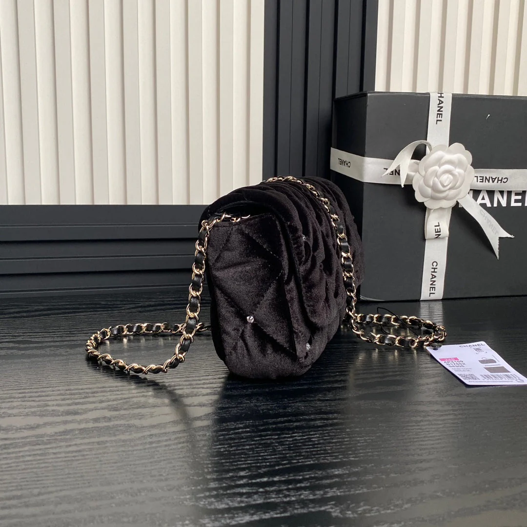 FLAP BAG 23 ATTACHED DIAMOND IN BLACK VELVET GOLD HARDWARE