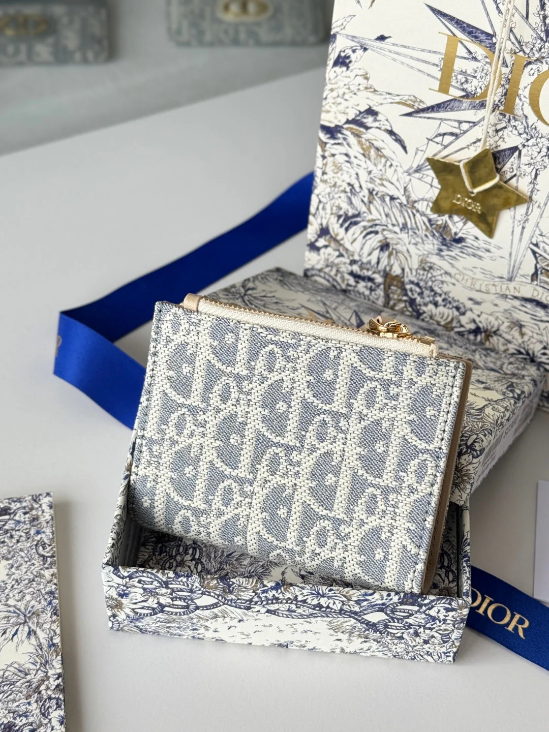 DIOR 25S 30 MONTAIGNE DAHLIA WALLET 11 IN LIGHT BLUE DIOR OBLIQUE JACQUARD