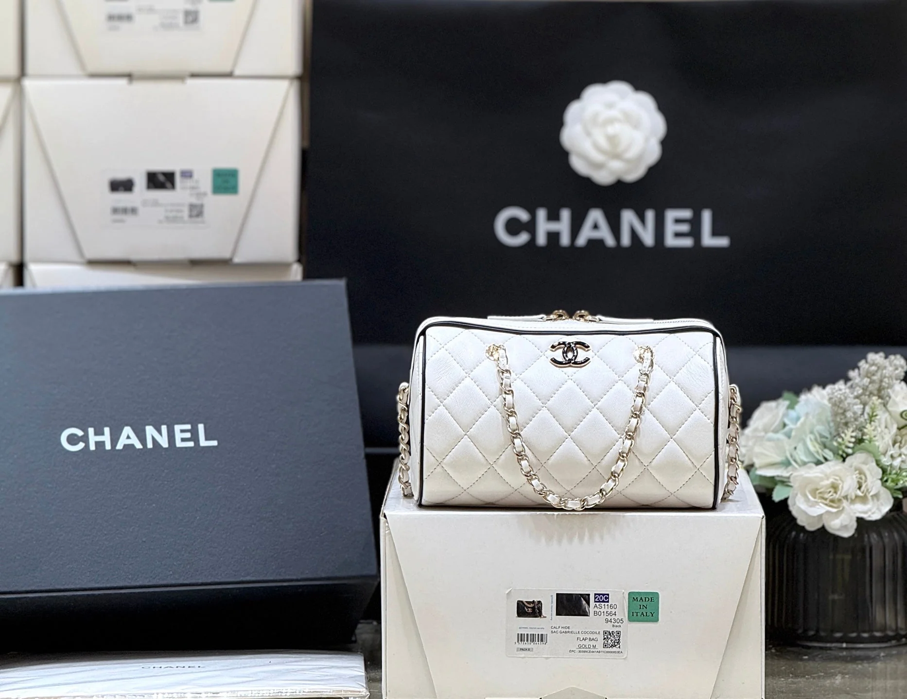 CHANEL 25S CLUTCH WITH CHAIN 18 IN WHITE LAMBSKIN