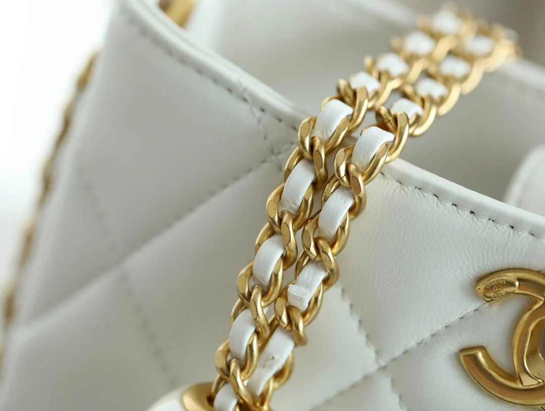 CHANEL 25S HOBO BAG 19.5 CM IN WHITE CALFSKIN WITH GOLD HARDWARE
