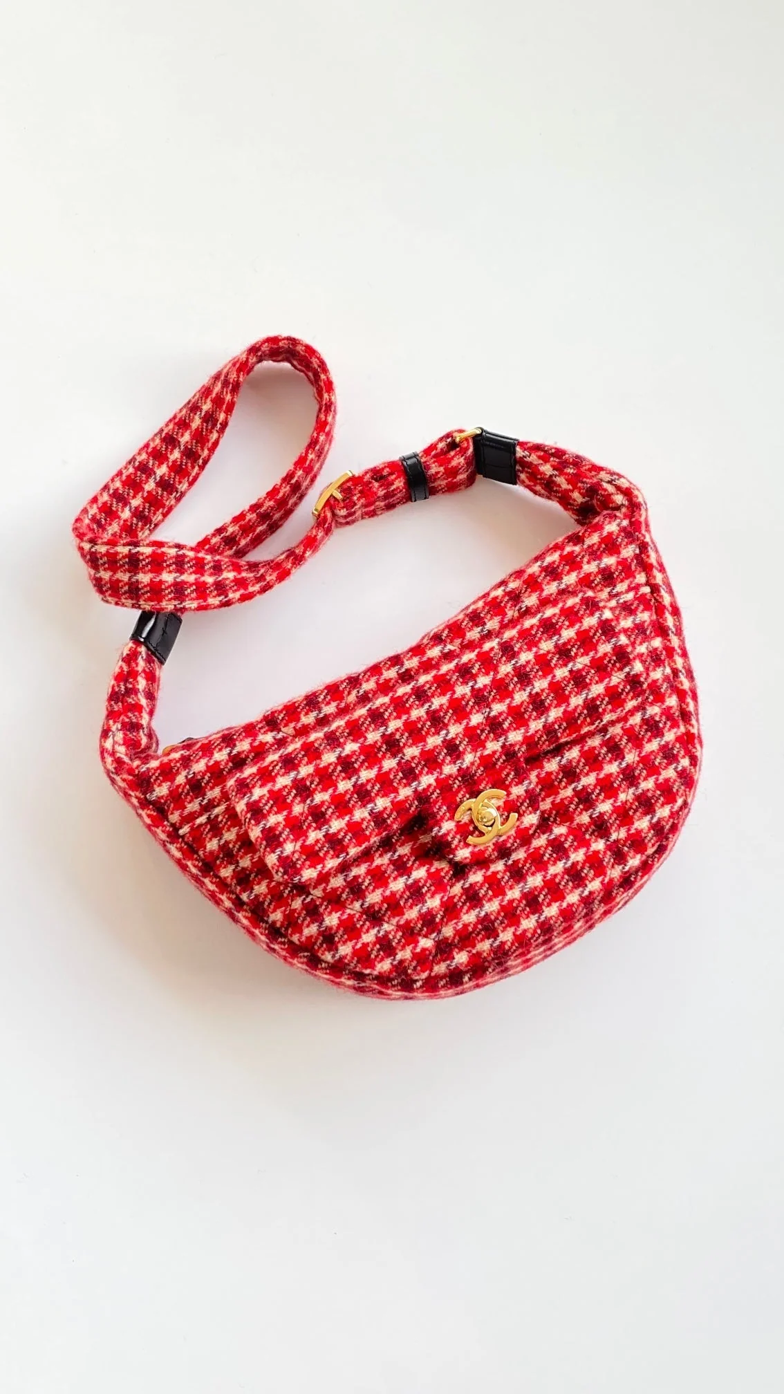CHANEL 25S HOBO 30 CM IN RED TWEED WITH GOLD HARDWARE