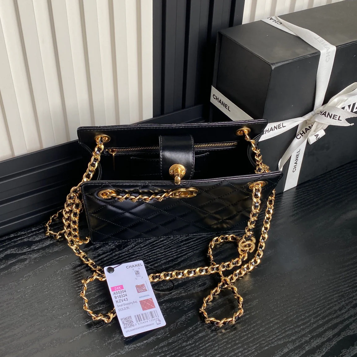 QUILTED HANDBAG 21 IN BLACK DIAMOND PATTERN LAMBSKIN GOLD HARDWARE