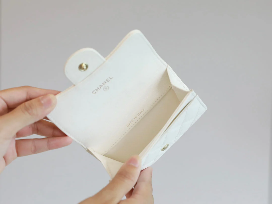 CC FLAP CARD HOLDER 11.3 WHITE GRAINED CALFSKIN GOLD ICON