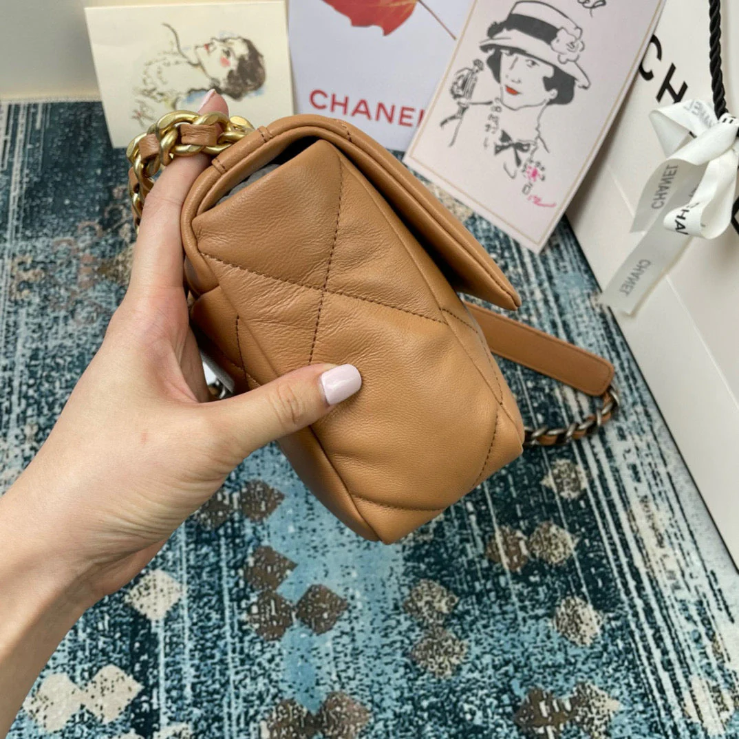 CC MEDIUM 26 FLAP BAG IN PEANUT LAMBSKIN
