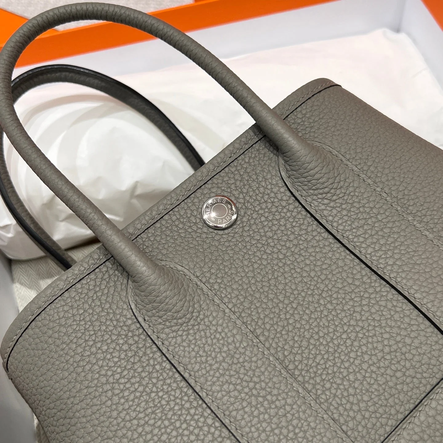 GARDEN PARTY 23CM IN GREY CALFSKIN