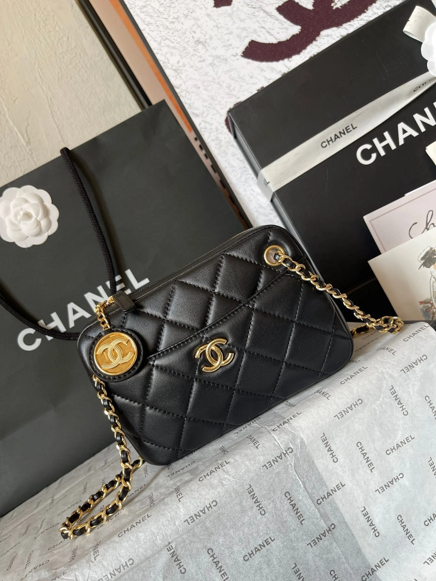CAMERA BAG 18 IN BLACK QUILTED LAMBSKIN DOUBLE C GOLD COIN
