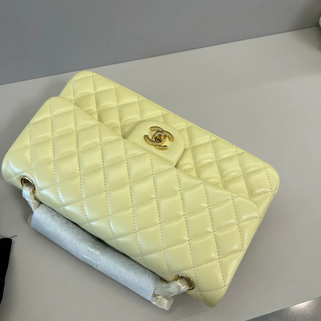 25C FLAP BAG 25 IN YELLOW QUILTED LAMBSKIN GOLD HARDWARE