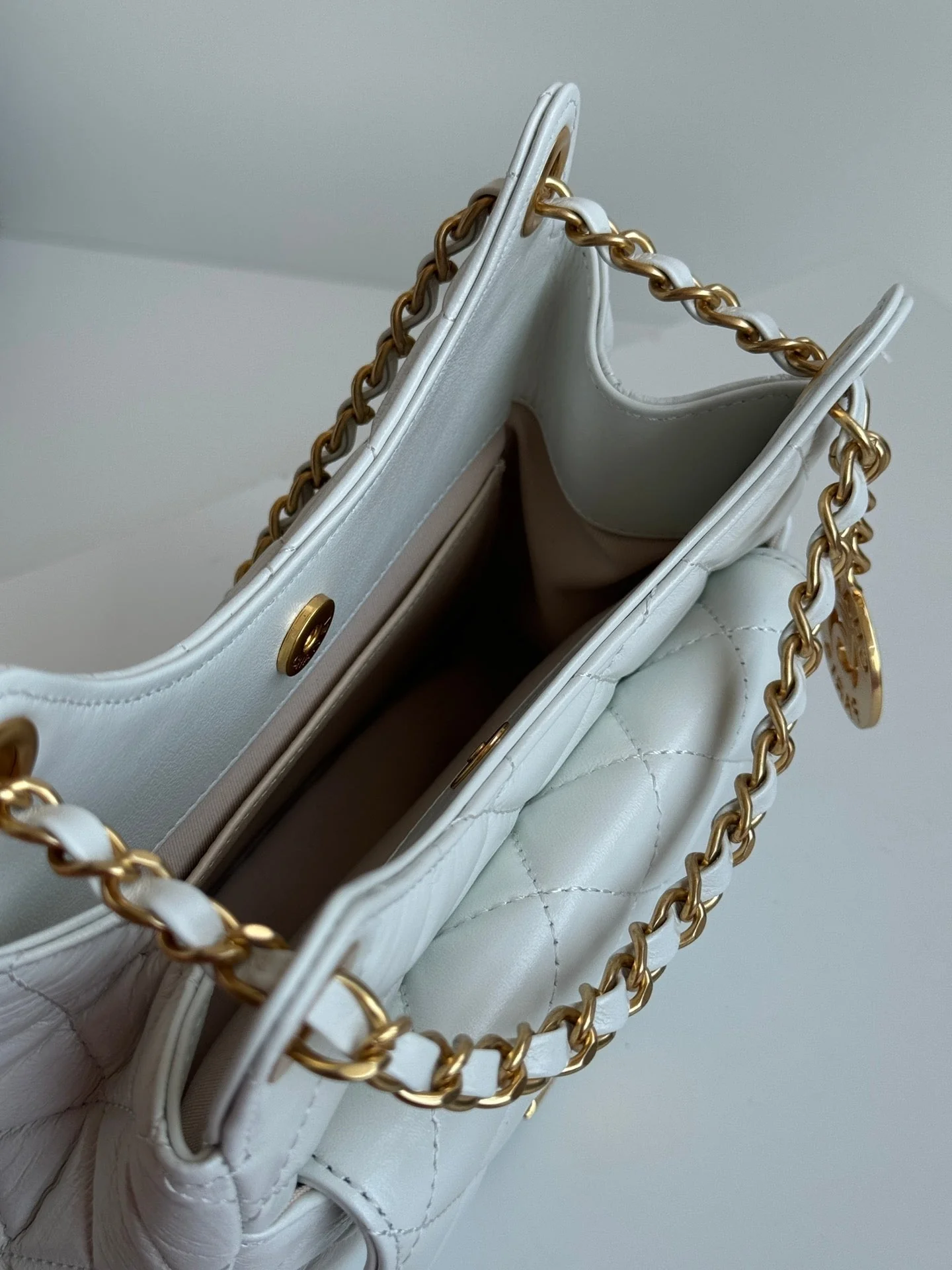 CHANEL 25S HOBO BAG 19 CM IN WHITE LAMBSKIN WITH GOLD HARDWARE