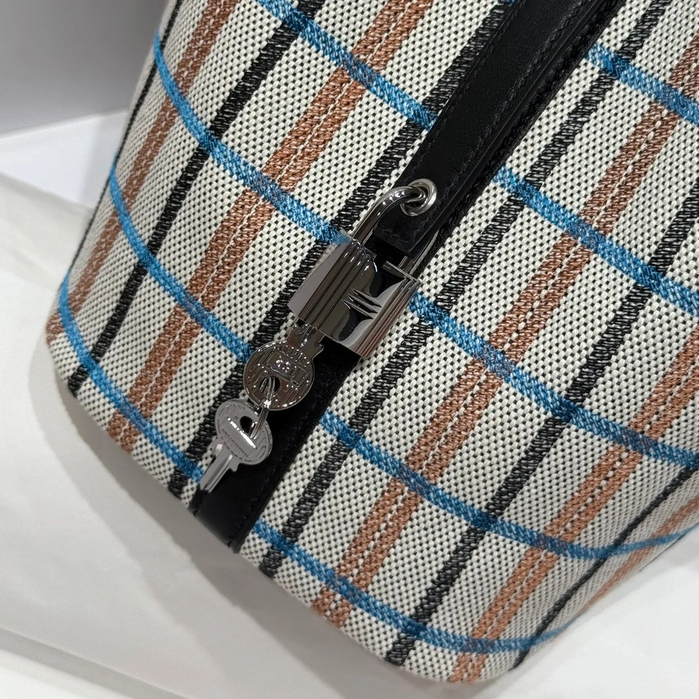PICOTIN LOCK 18 BAG IN BLACK CALFSKIN ÉCRU/NOIR/FAUVE/NOIR/BLEU ZANZIBAR EMBROIDERY PLAID CANVAS