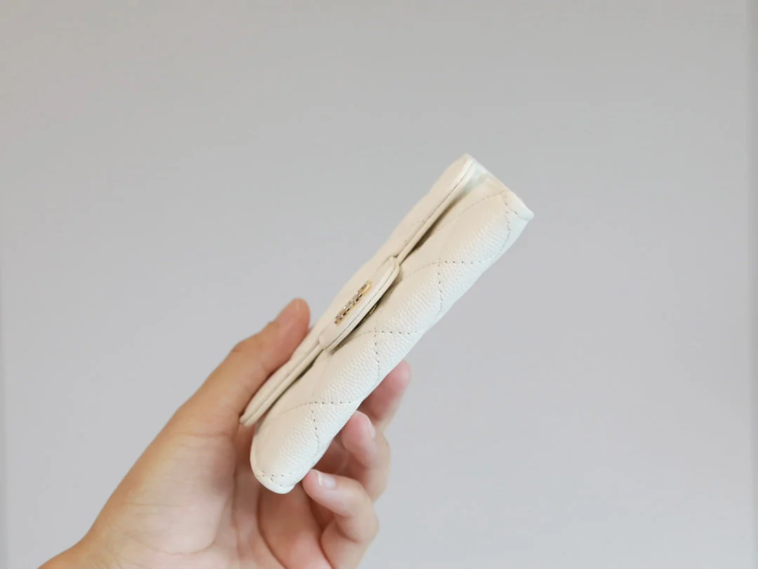 CC FLAP CARD HOLDER 11.3 WHITE GRAINED CALFSKIN GOLD ICON