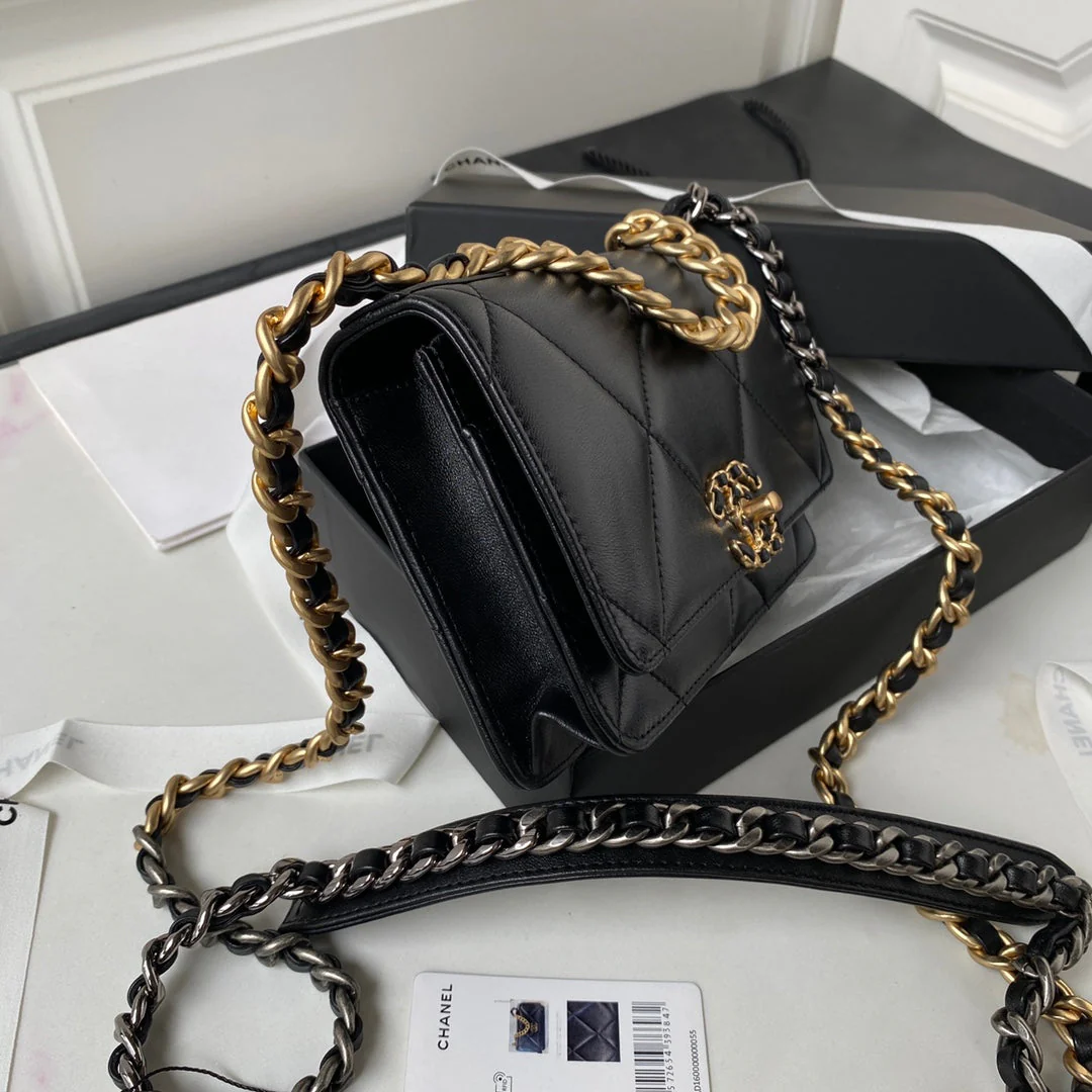19 WOC 19CM BLACK LAMBSKIN GOLD HARDWARE