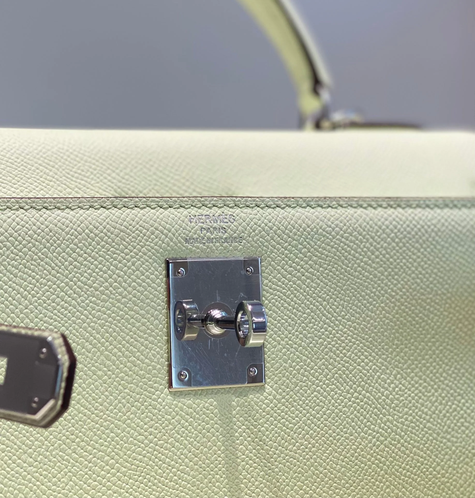 KELLY 28CM IN VERT FIZZ SWIFT CALFSKIN SILVER HARDWARE