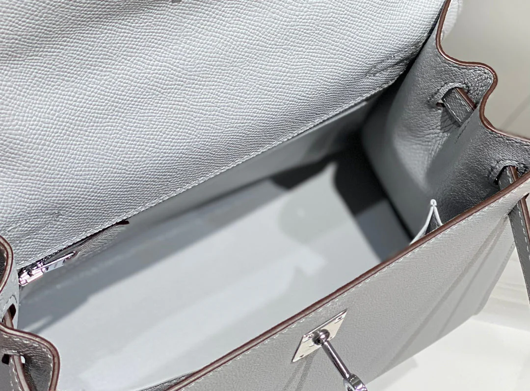 KELLY 25CM IN GRIS PERLE EPSOM CALFSKIN PALLADIUM HARDWARE