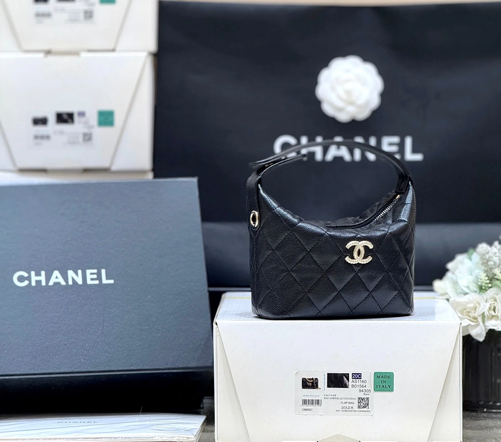 CHANEL 25S HOBO BAG 21 IN BLACK GRAINED CALFSKIN EMBELLISHED LOGO