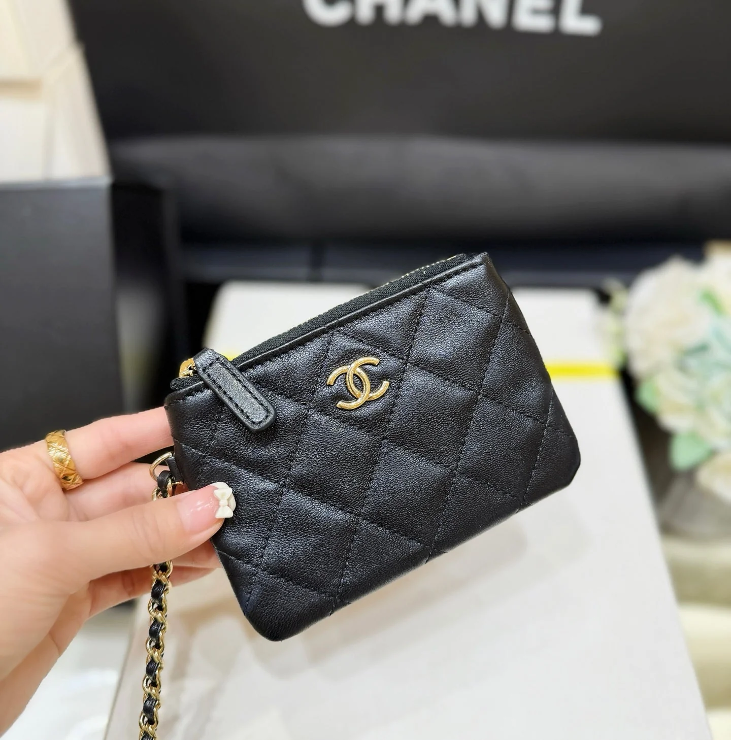 MESH POUCH 22 IN BLACK EFFECT LAMBSKIN WITH GOLD METALLIC