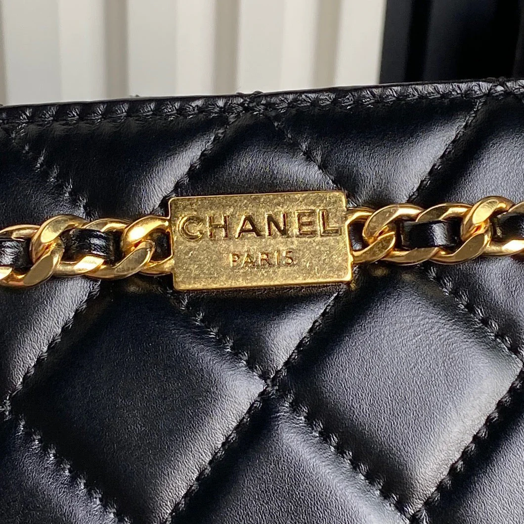 QUILTED HANDBAG 21 IN BLACK DIAMOND PATTERN LAMBSKIN GOLD HARDWARE
