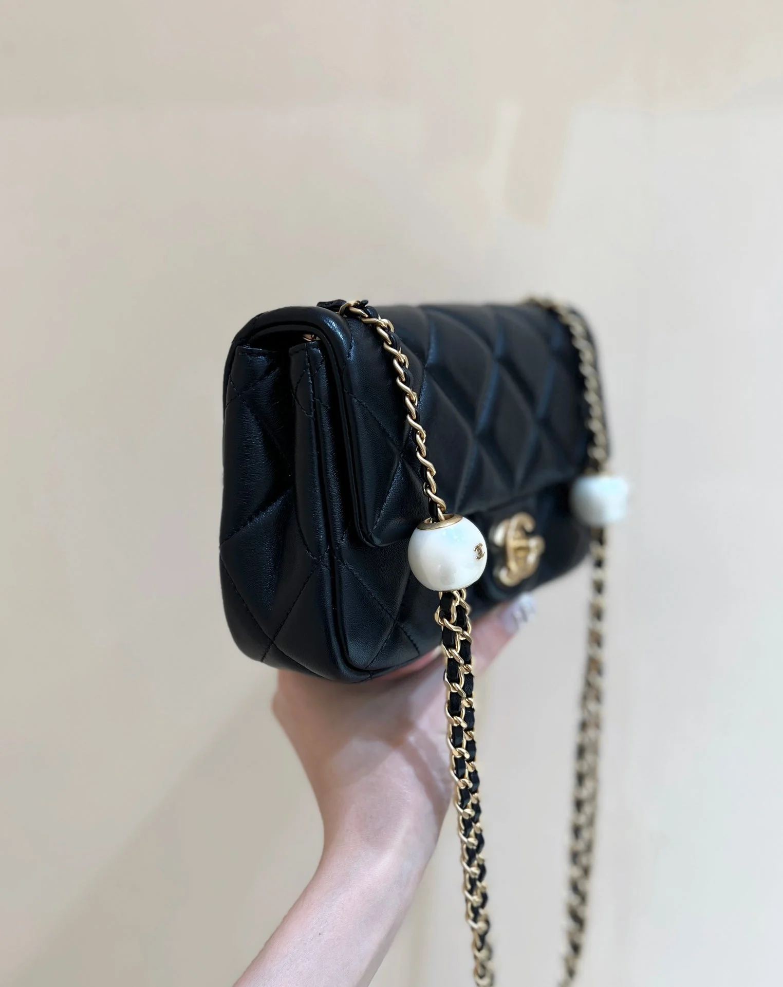 25S CHANEL CROSSBODY HANDBAG 20 IN BLACK LAMBSKIN WITH PEARL CHAIN