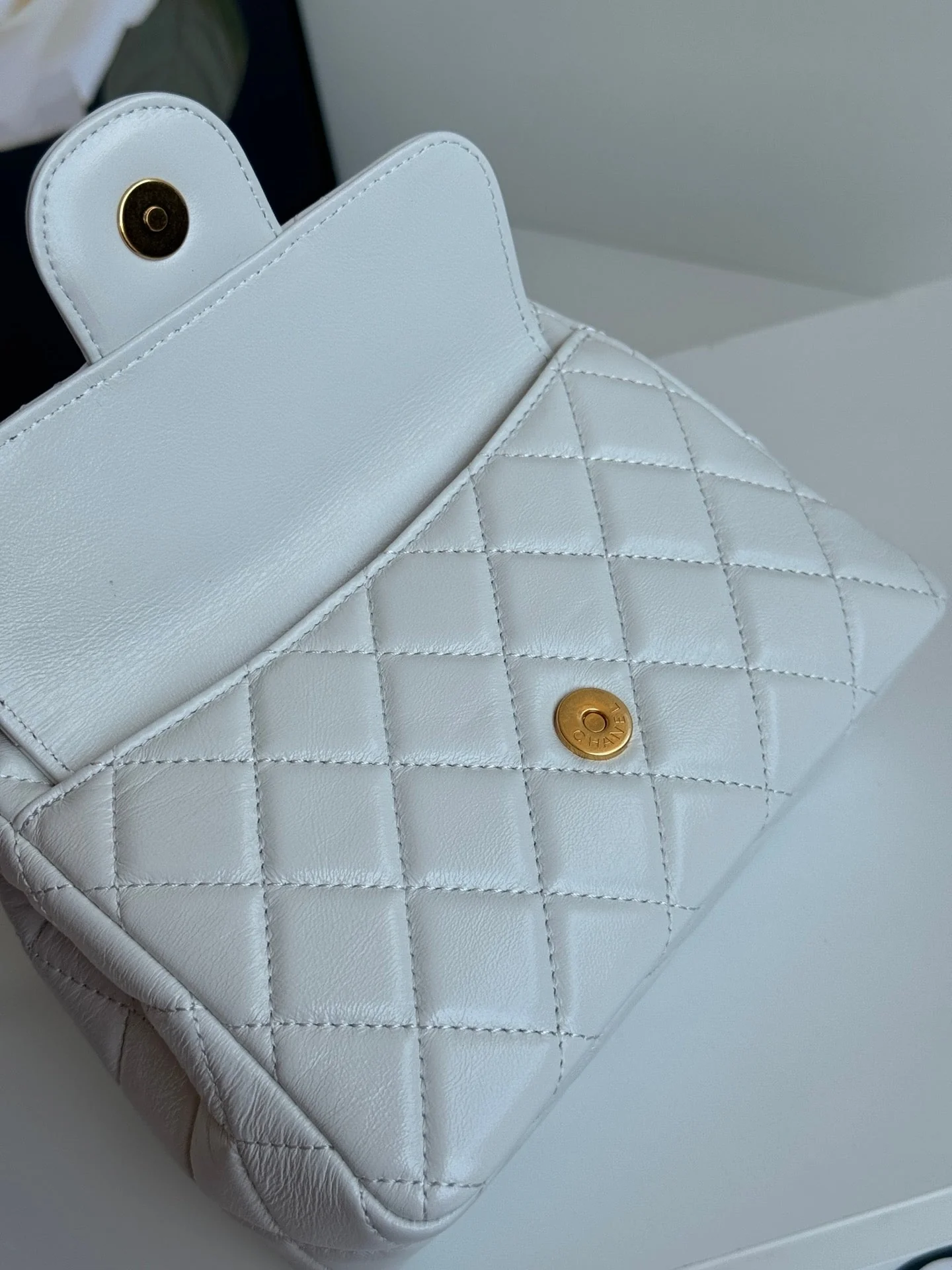 CHANEL 25S HOBO BAG 19 CM IN WHITE LAMBSKIN WITH GOLD HARDWARE