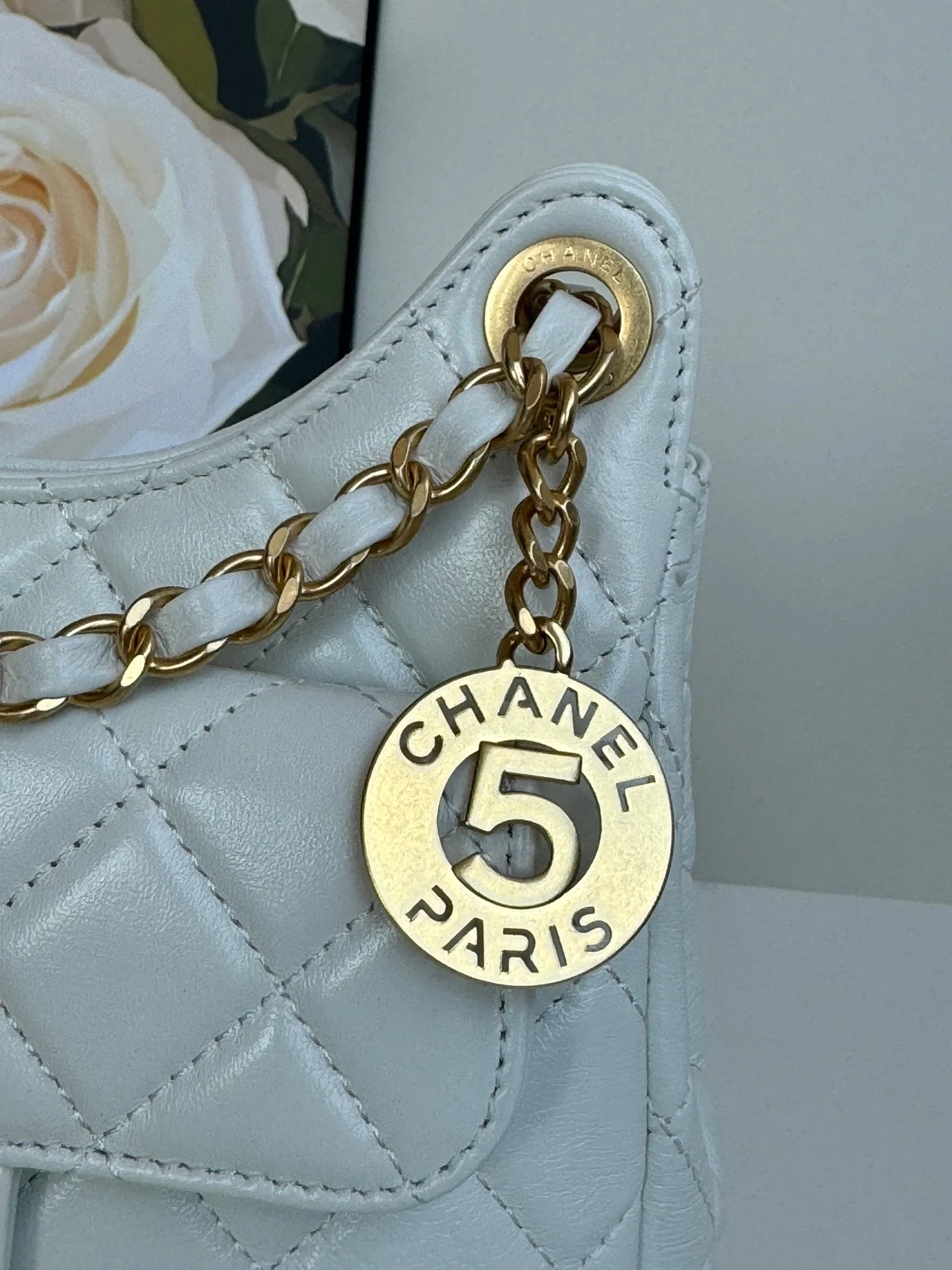 CHANEL 25S HOBO BAG 19 CM IN WHITE LAMBSKIN WITH GOLD HARDWARE