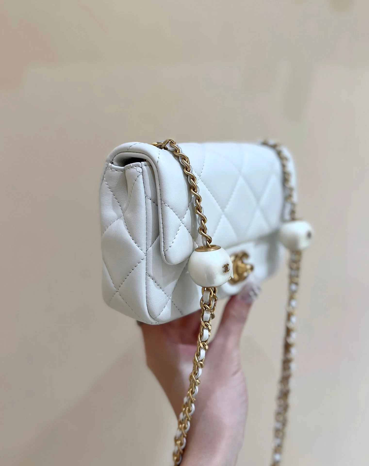 25S CHANEL CROSSBODY HANDBAG 17 IN WHITE LAMBSKIN GOLD HARDWARE