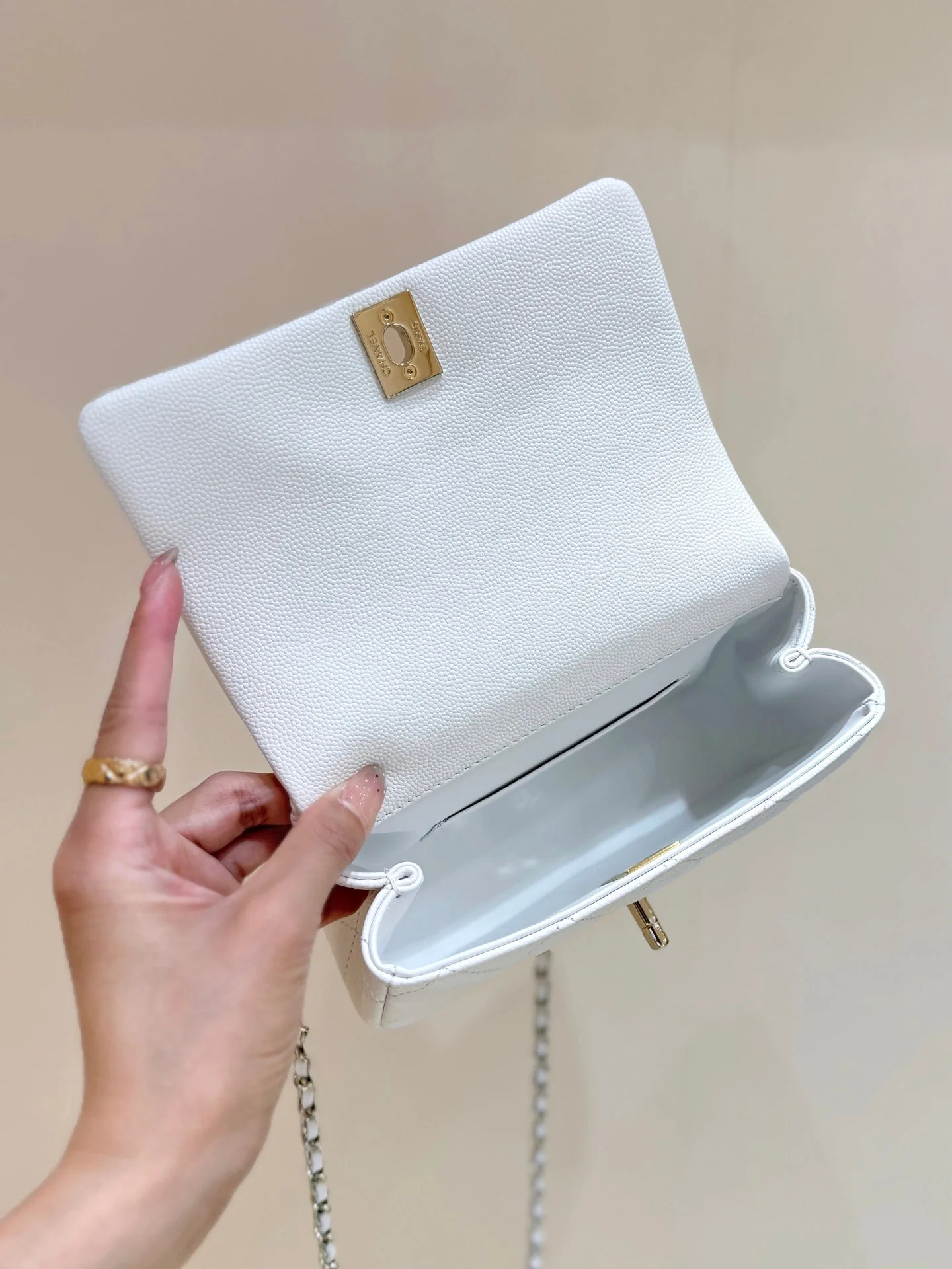 CHANEL 25S COCO CRUSH HANDLE 18 IN WHITE CALFSKIN GOLD HARDWARE