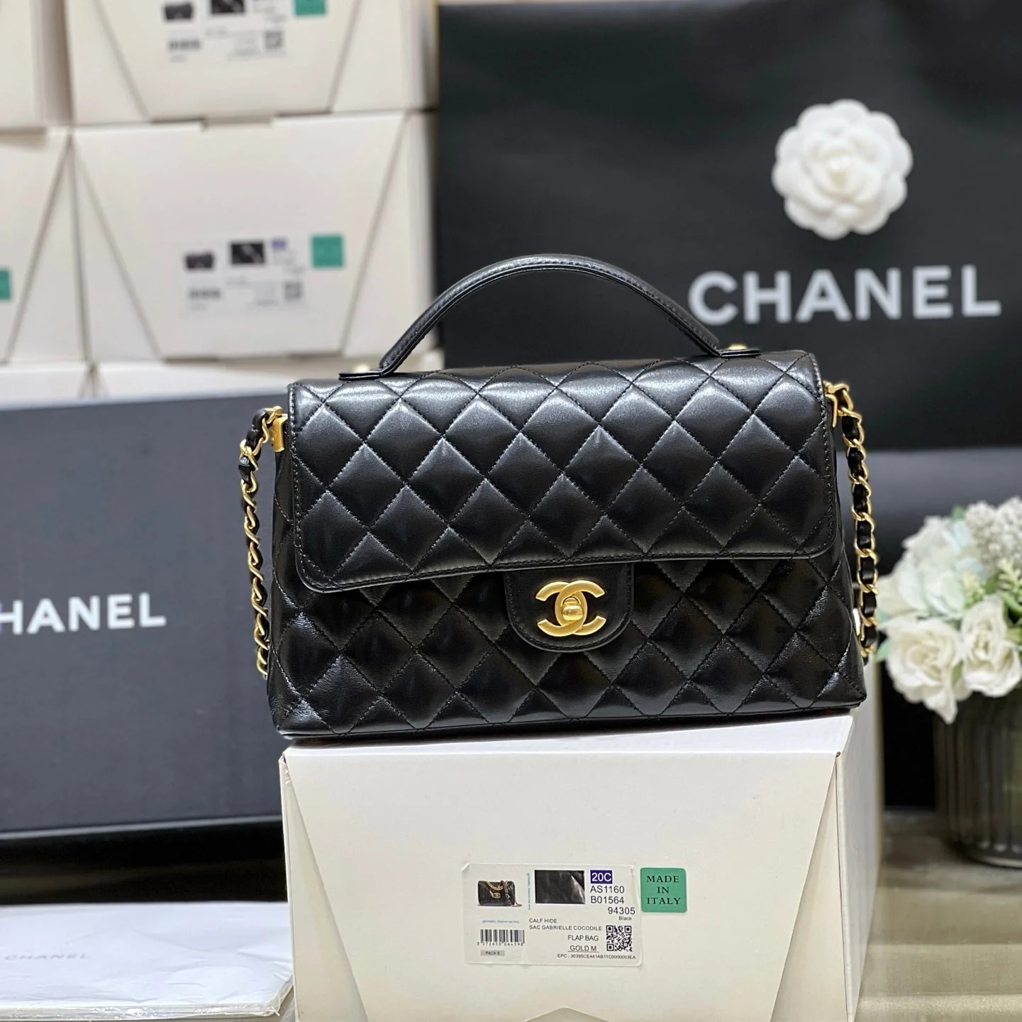 QUILTED FLAP BAG WITH HANDLE 26 IN BLACK LAMBSKIN GOLD PLATED METAL