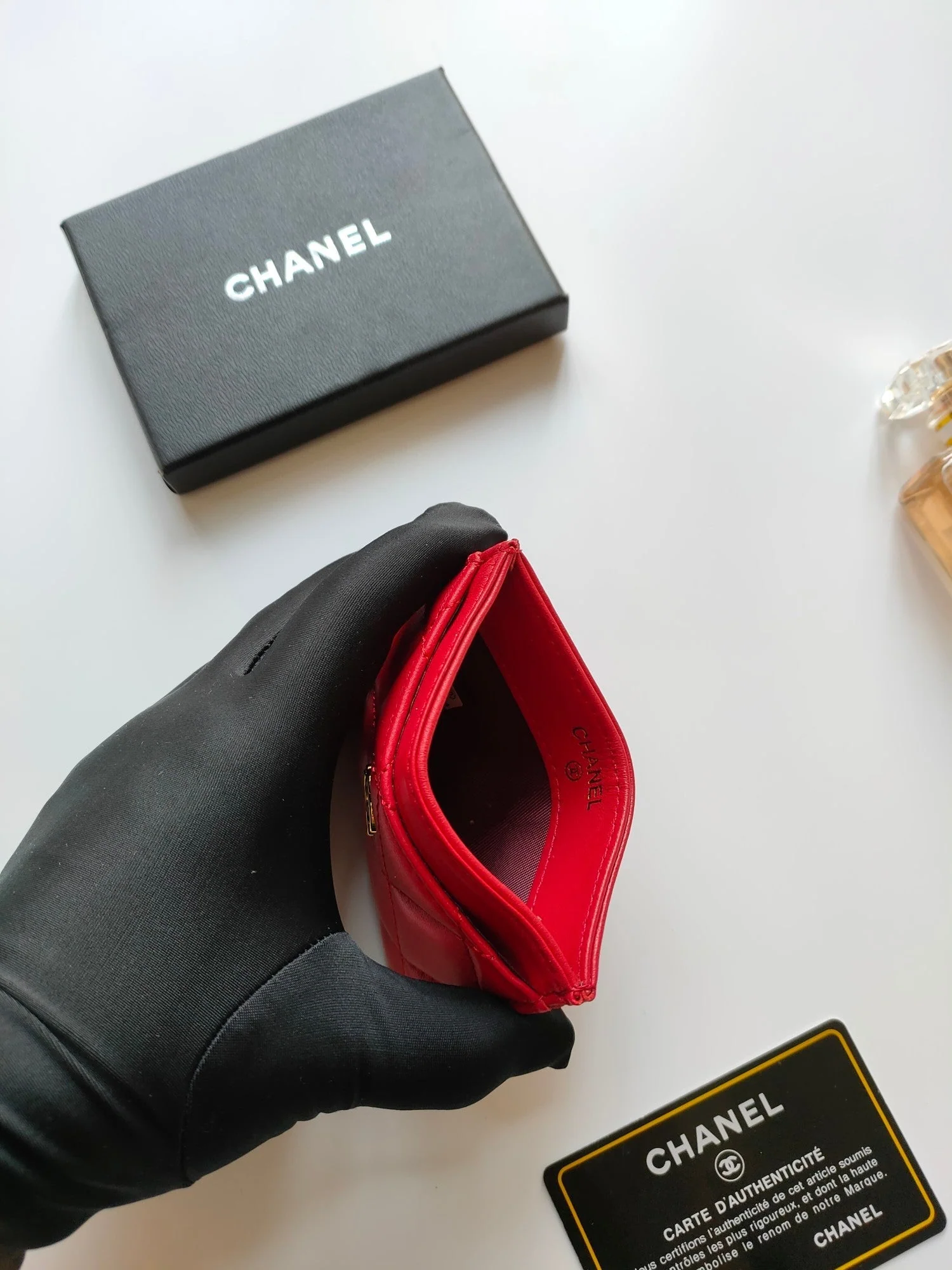 CC CARD HOLDER 11.2 RED CALFSKIN GOLD ICON