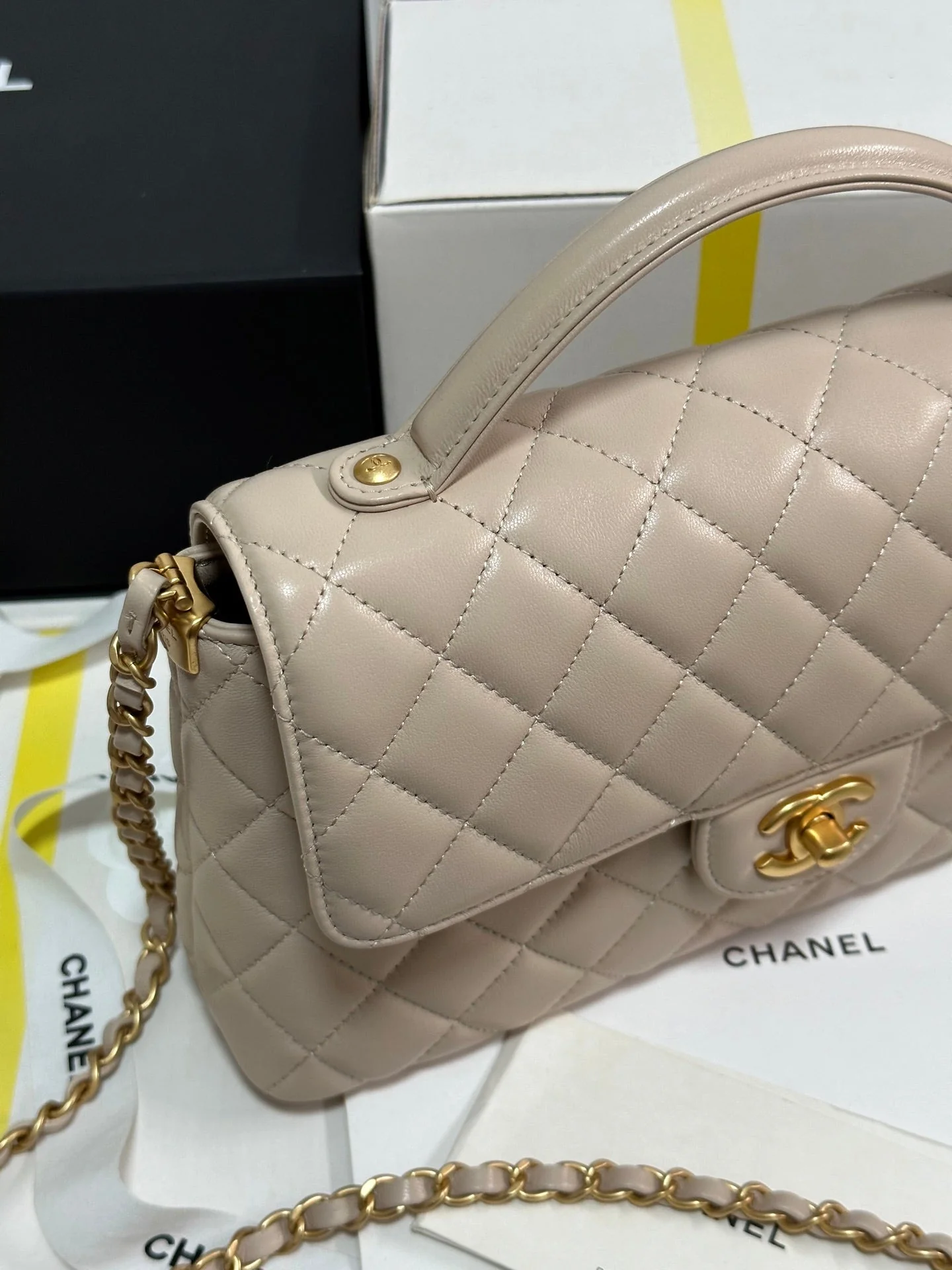 FLAP BAG WITH HANDLE 25 IN BEIGE LAMBSKIN GOLD PLATED METAL