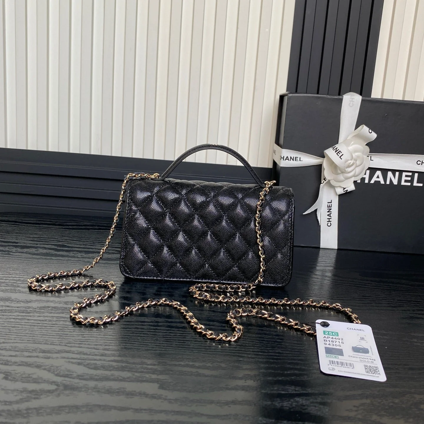 25C FLAP BAG 18 IN BLACK SHINY GRAINED CALFSKIN GOLD HARDWARE