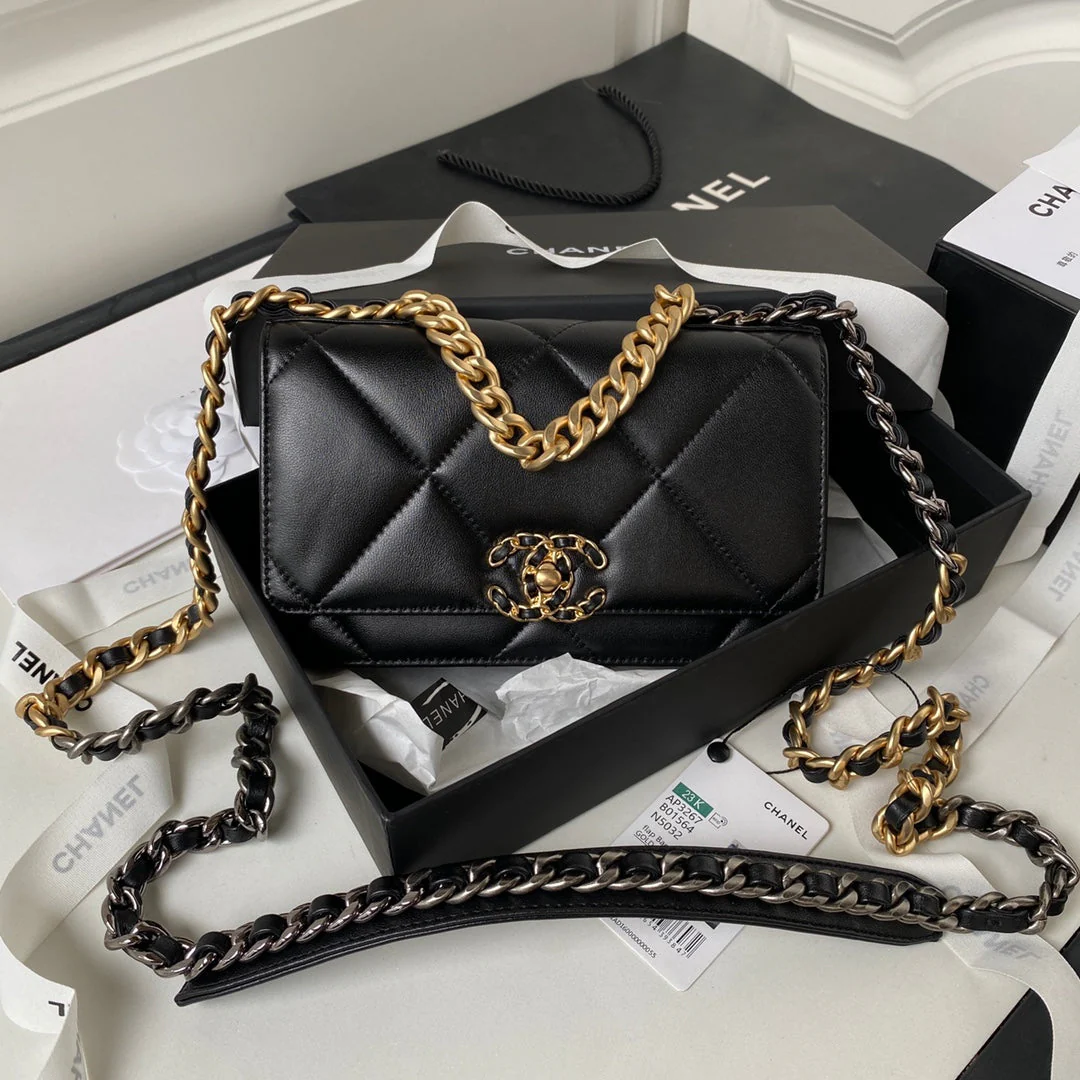 19 WOC 19CM BLACK LAMBSKIN GOLD HARDWARE