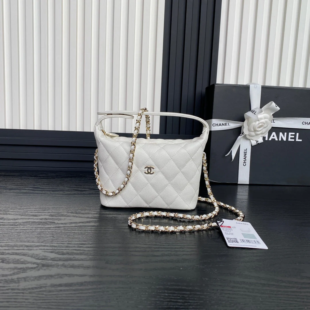 HOBO BAG 21 IN WHITE GRAINED CALFSKIN GOLD HARDWARE
