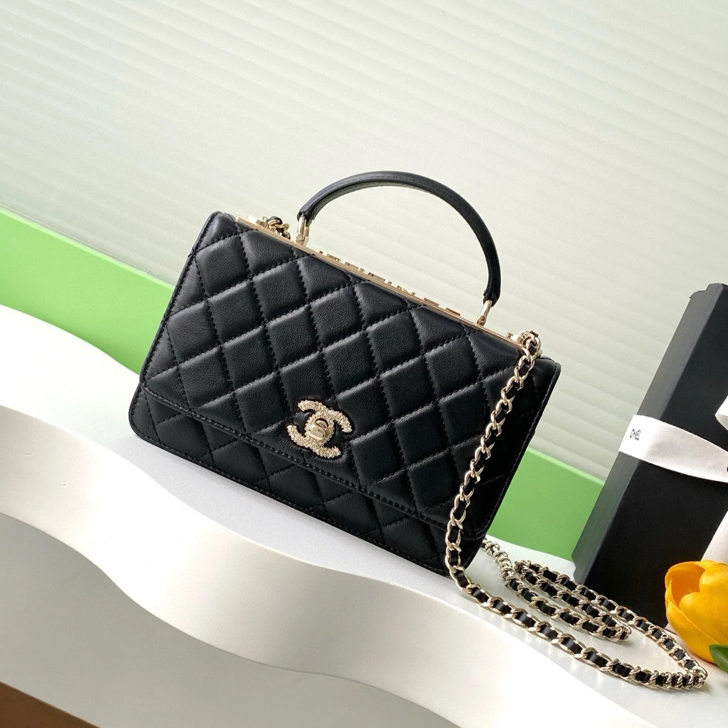 CC FLAP BAG 19 IN BLACK CALFSKIN GOLD HARDWARE