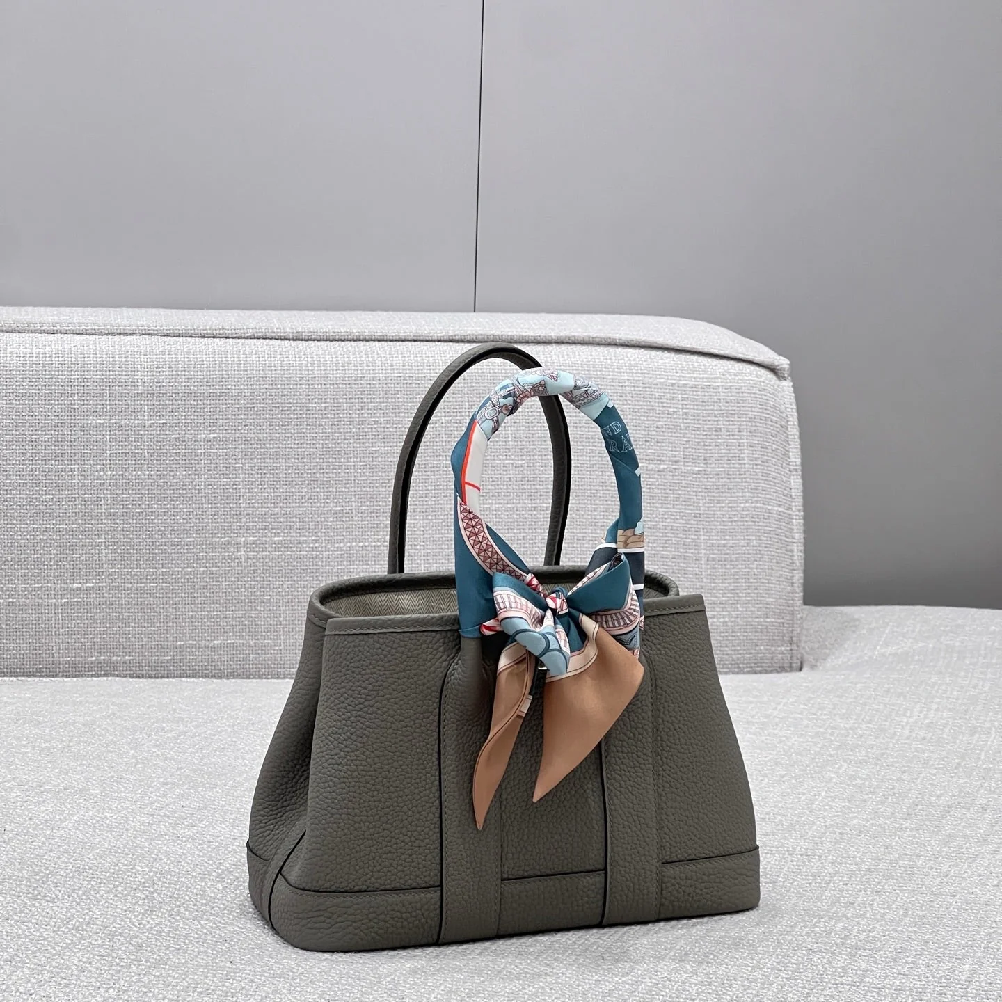 GARDEN PARTY 23CM IN GREY CALFSKIN