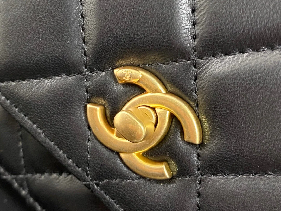 CLASSIC WOC 19CM BLACK LAMBSKIN GOLD HARDWARE