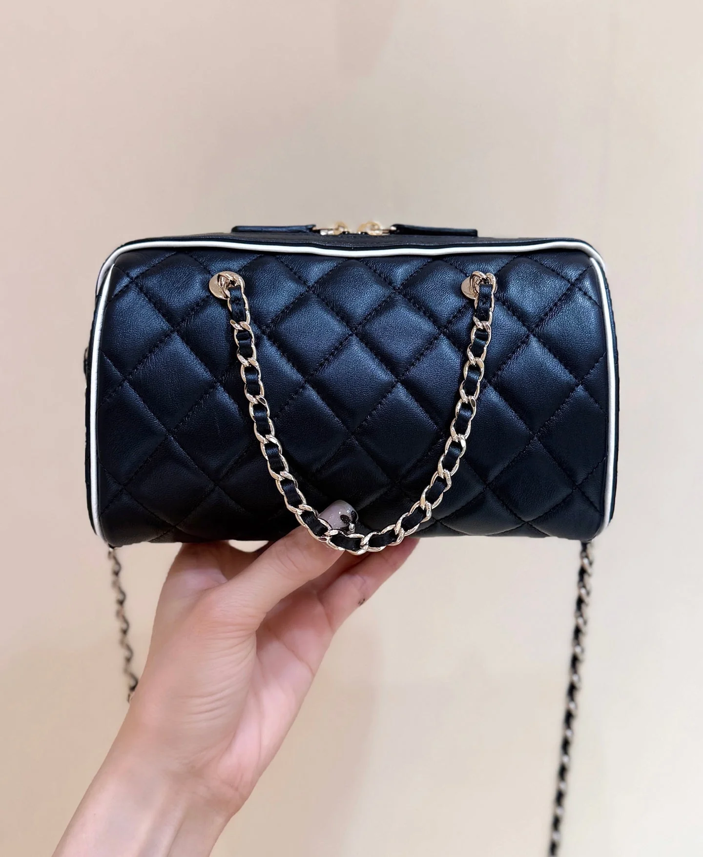 MEITO BOSTON MATELASSE CAVIAR SHOULDER HANDBAG 18 IN BLACK LAMBSKIN