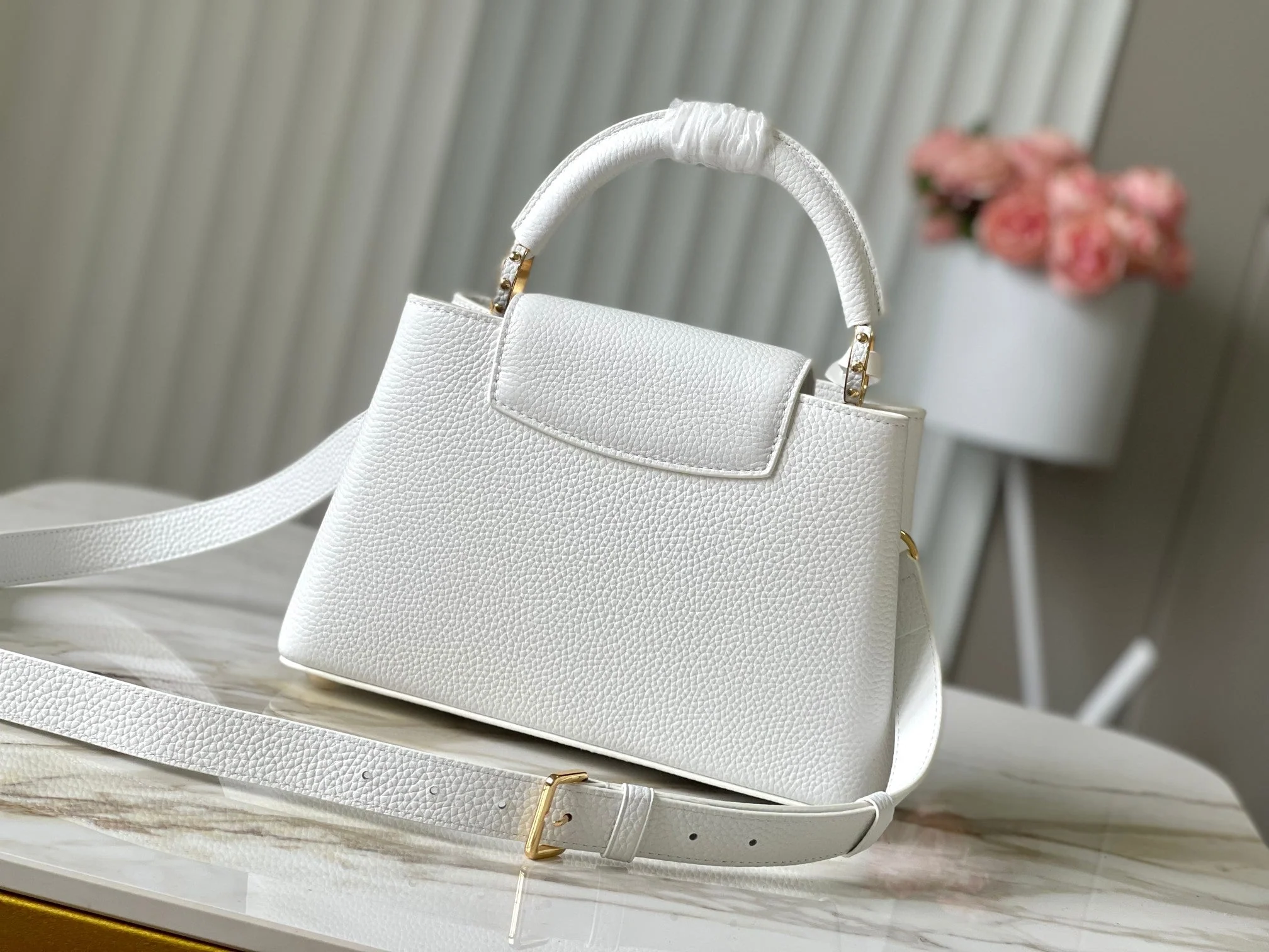 CAPUCINES BB 27 IN WHITE TAURILLON GOLD HARDWARE