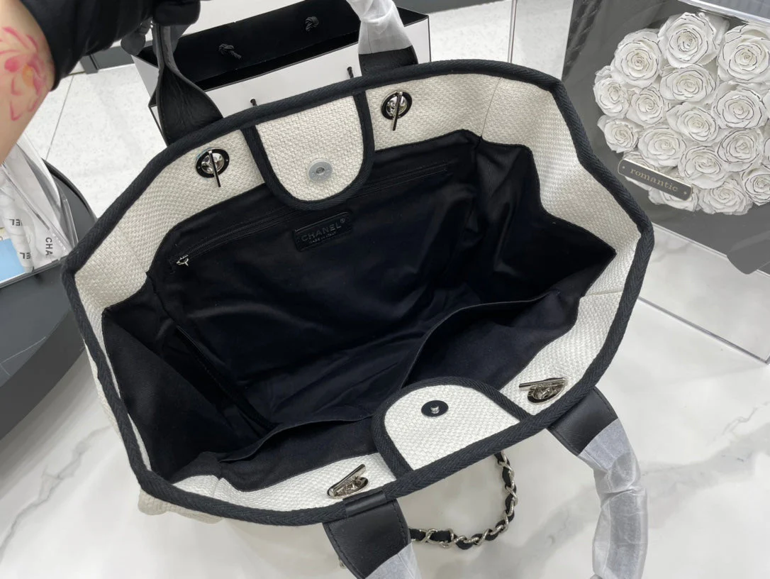 CC DEAUVILLE LARGE 38 TOTE BAG IN WHITE CANVAS WITH BLACK LOGO