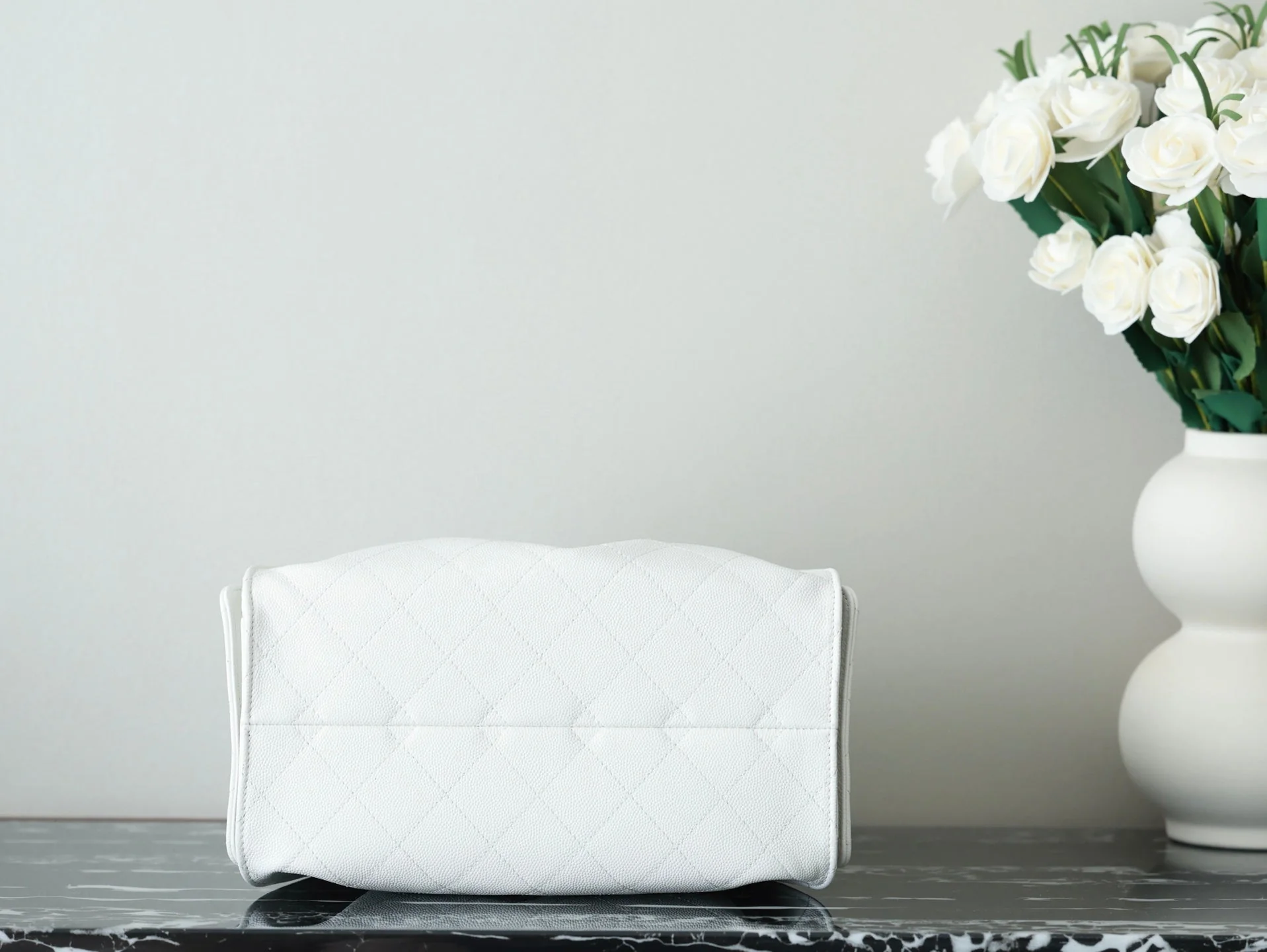 CHANEL 25S HOBO BAG 30 CM IN WHITE LAMBSKIN WITH GOLD HARDWARE