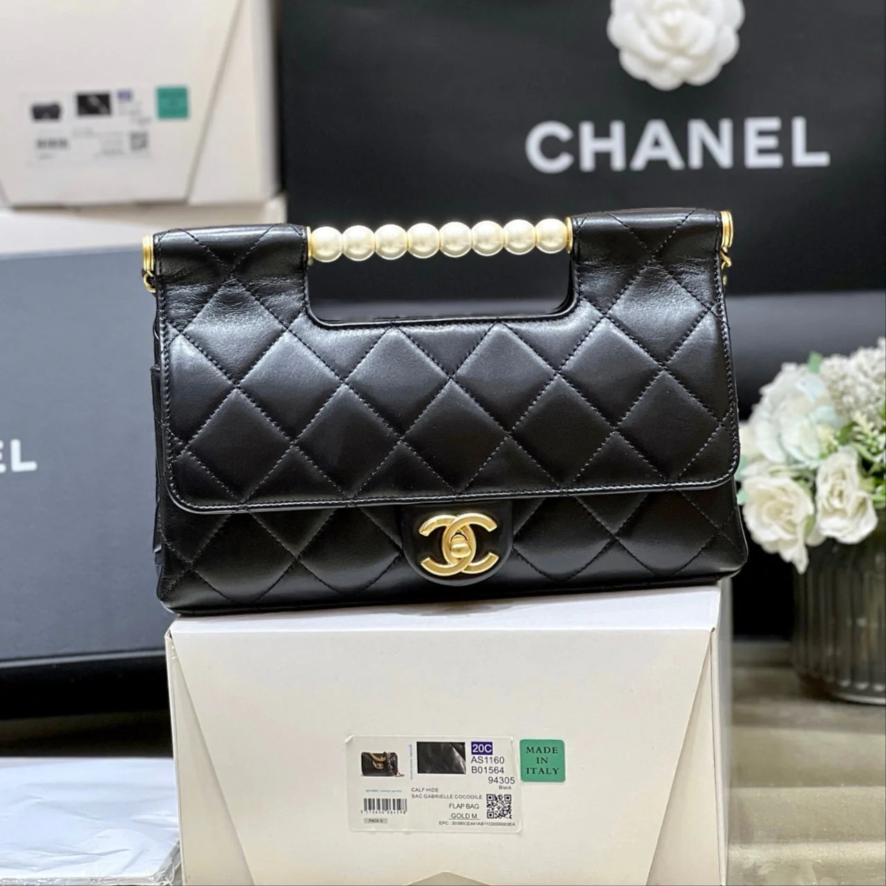 PEARL TOP HANDLE BAG 25 IN BLACK LAMBSKIN GOLD HARDWARE
