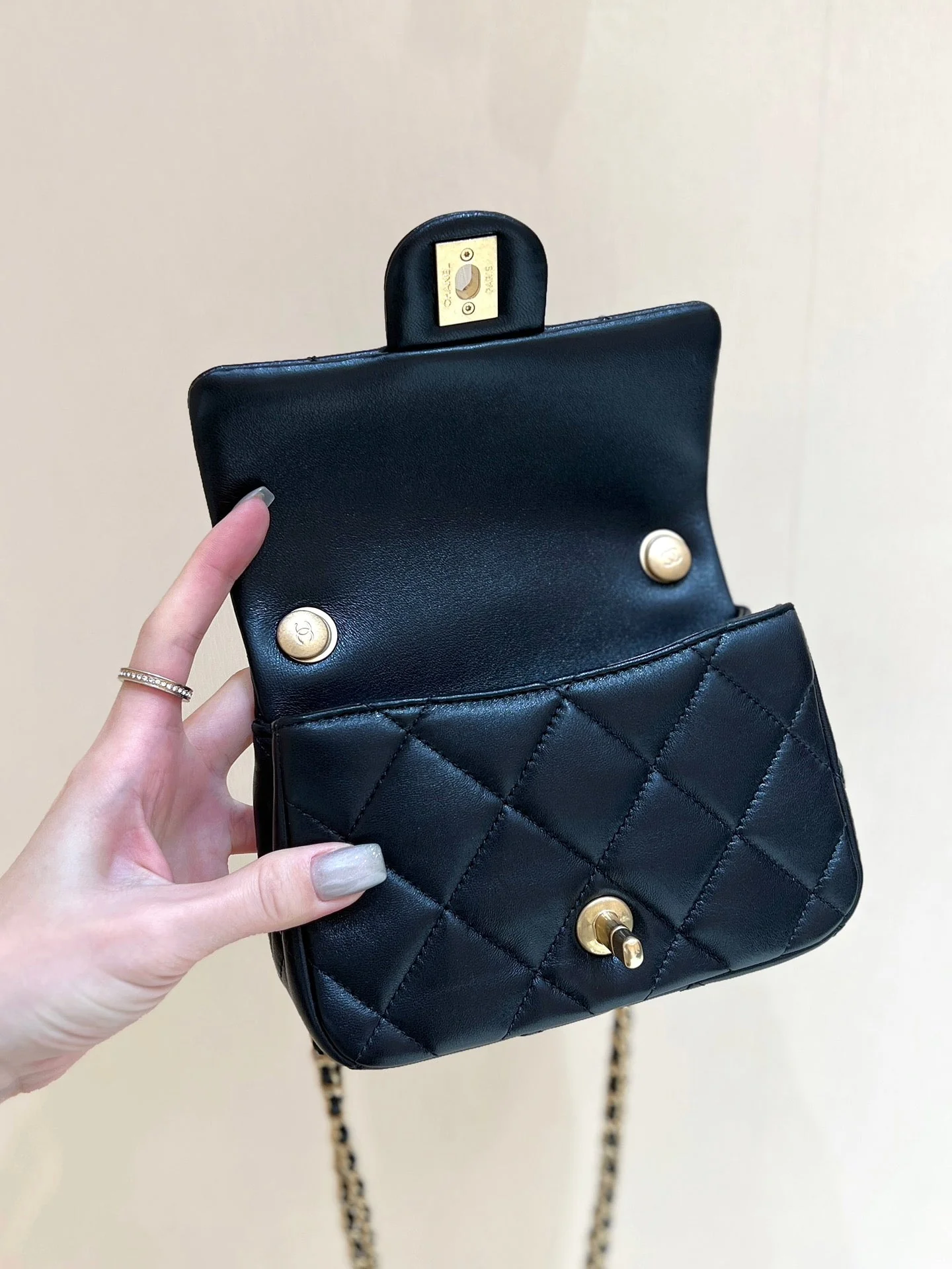25S CHANEL CROSSBODY HANDBAG 17 IN BLACK LAMBSKIN GOLD HARDWARE
