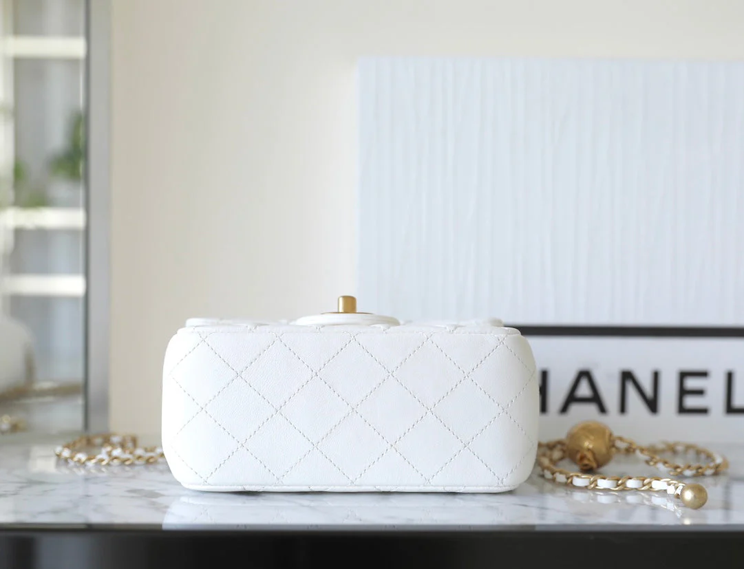 CHANEL 25S FLAP BAG 18 CM IN WHITE LAMBSKIN WITH GOLD HARDWARE