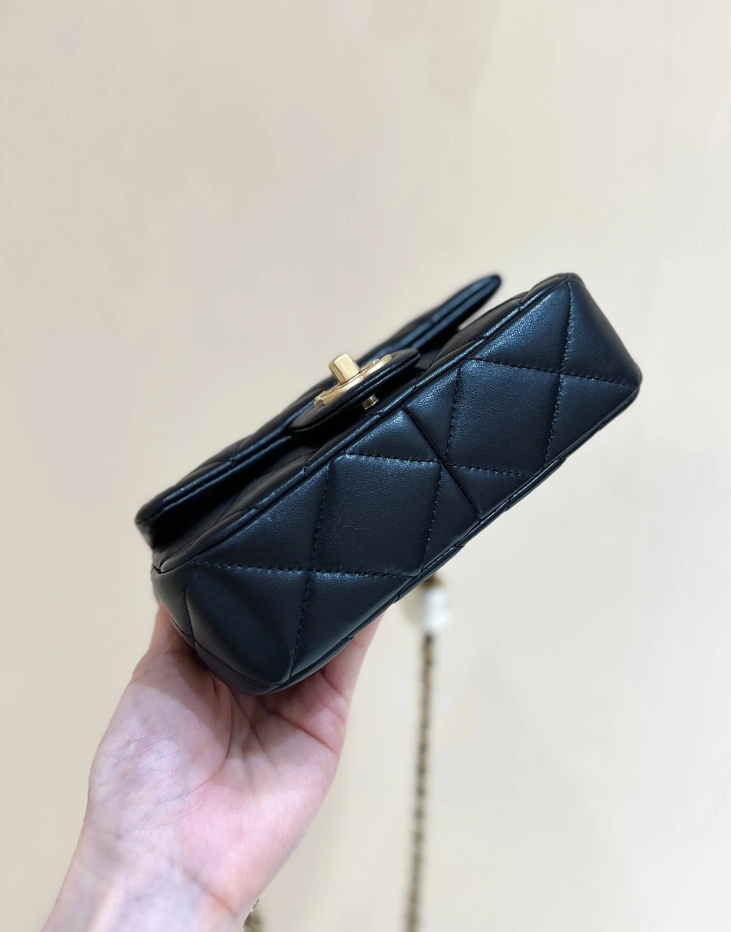 25S CHANEL CROSSBODY HANDBAG 17 IN BLACK LAMBSKIN GOLD HARDWARE